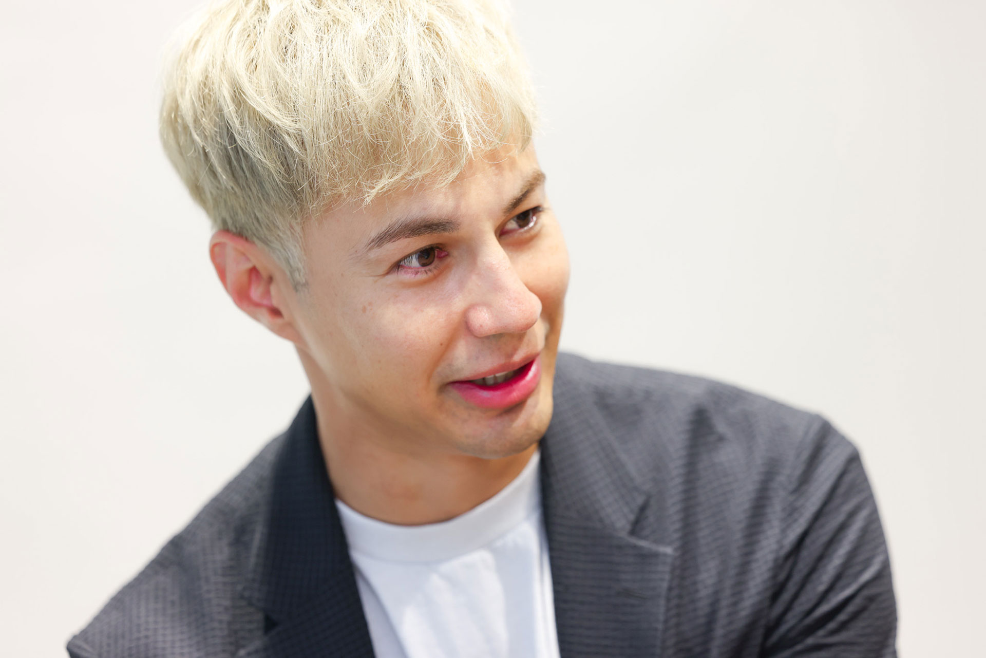 子ども時代を支えてくれた元家政婦の女性について語るユージさん