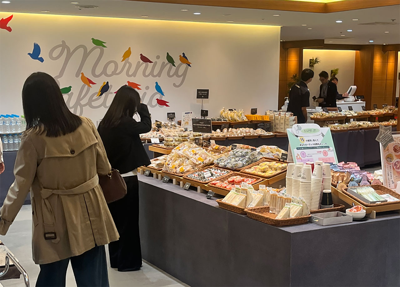 朝型出勤を進める一環で提供する社員向けの軽食会場