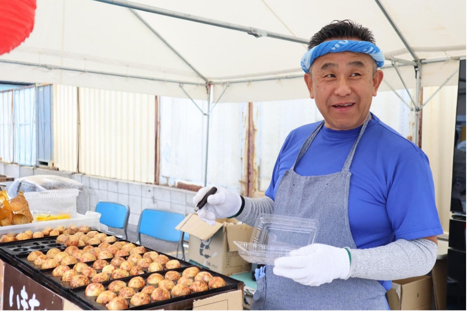 イベントでたこ焼きを焼くプロデューサーの渡邉宏さん